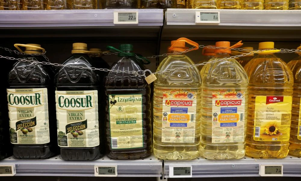 Τα σούπερ μάρκετ κλειδώνουν τα μπουκάλια με το ελαιόλαδο